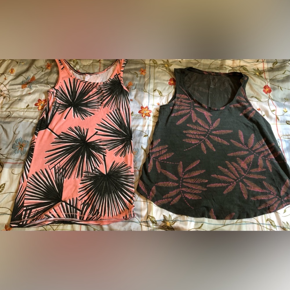 2 A new day brand tank tops size medium